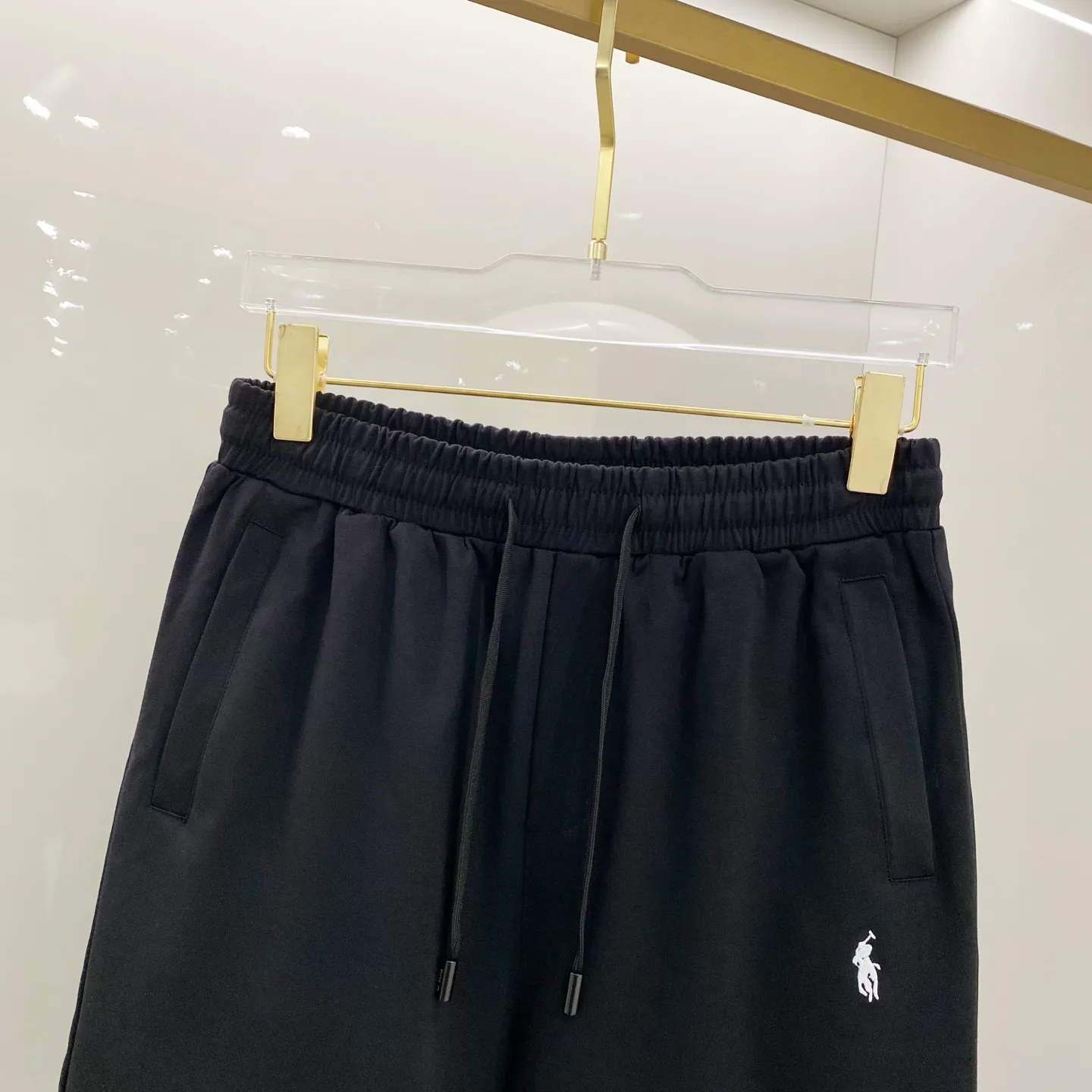 P210 🌸🌸 Ralph Lauren Polo 2025 spring and summer new trousers [knitted trousers] feel comfortable to wear, low-key yet luxurious, very high-end, with pockets designed to be fashionable and high-end. Needless to say, the trousers style and cut are exquisite and vivid. Really first-class and top-quality materials. Really top-grade casual pants and elastic pants of outstanding quality. After heavy washing, the trousers are very soft and not fussy. The upper body is absolutely stylish. Extremely luxurious. Size:M-4XL